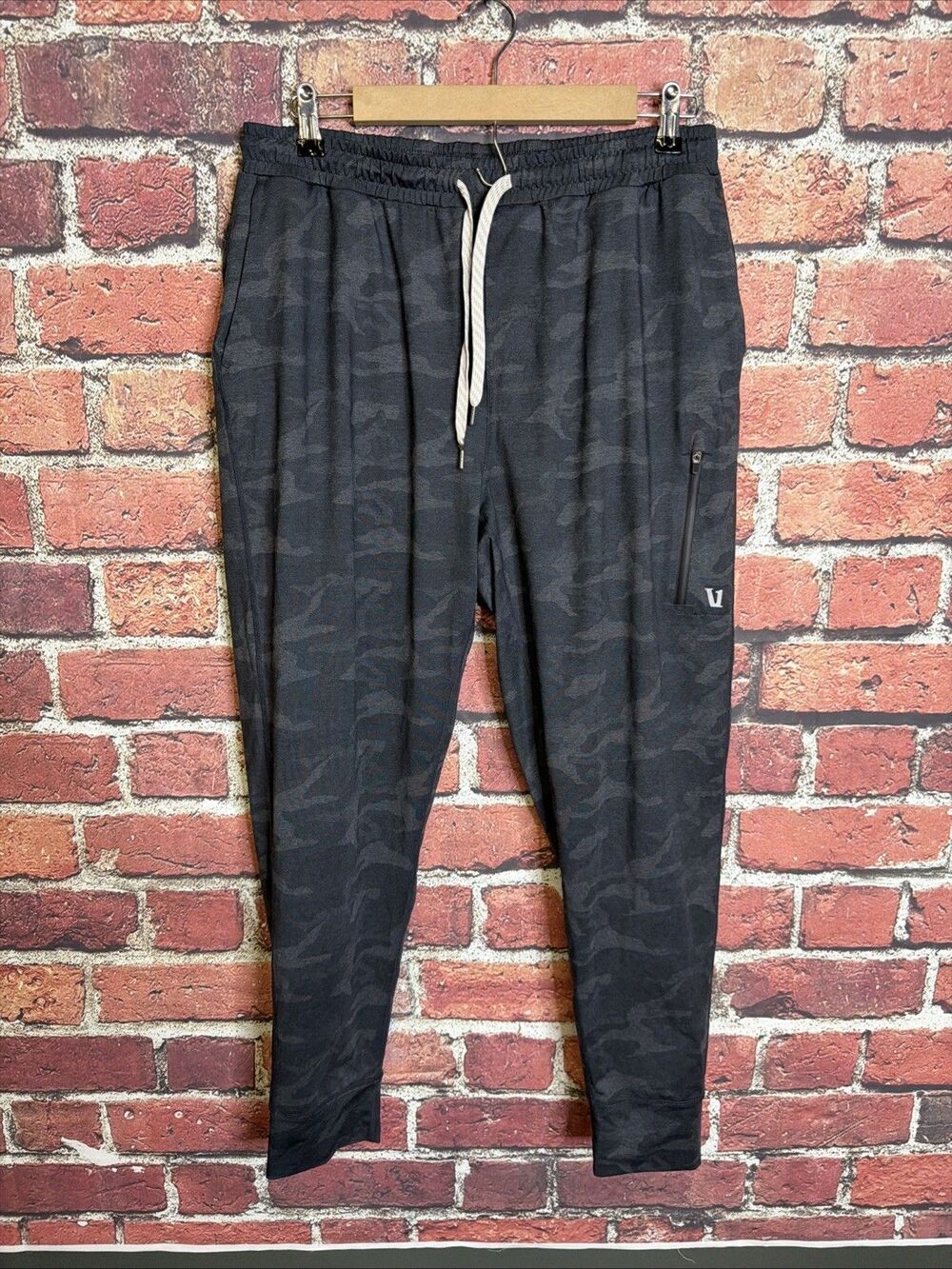 Vuori Sunday Performance Jogger Pants Mens Large Gray Camouflage Sweatpants V416